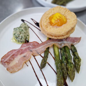 Asperges vertes crème de pestoet son oeuf nuage - AU P'TIT GUEUL'TON