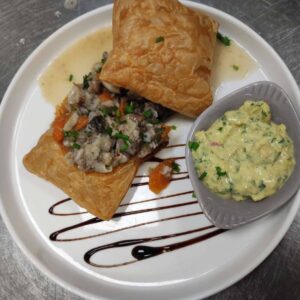 Feuilleté d'escargots aux pieds de cochon sauce tartare - AU P'TIT GUEUL'TON