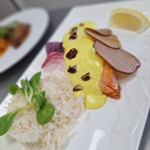 Pavé de truite sauce parmesan au cucurma et pickels de poires- AU P'TIT GUEUL'TON